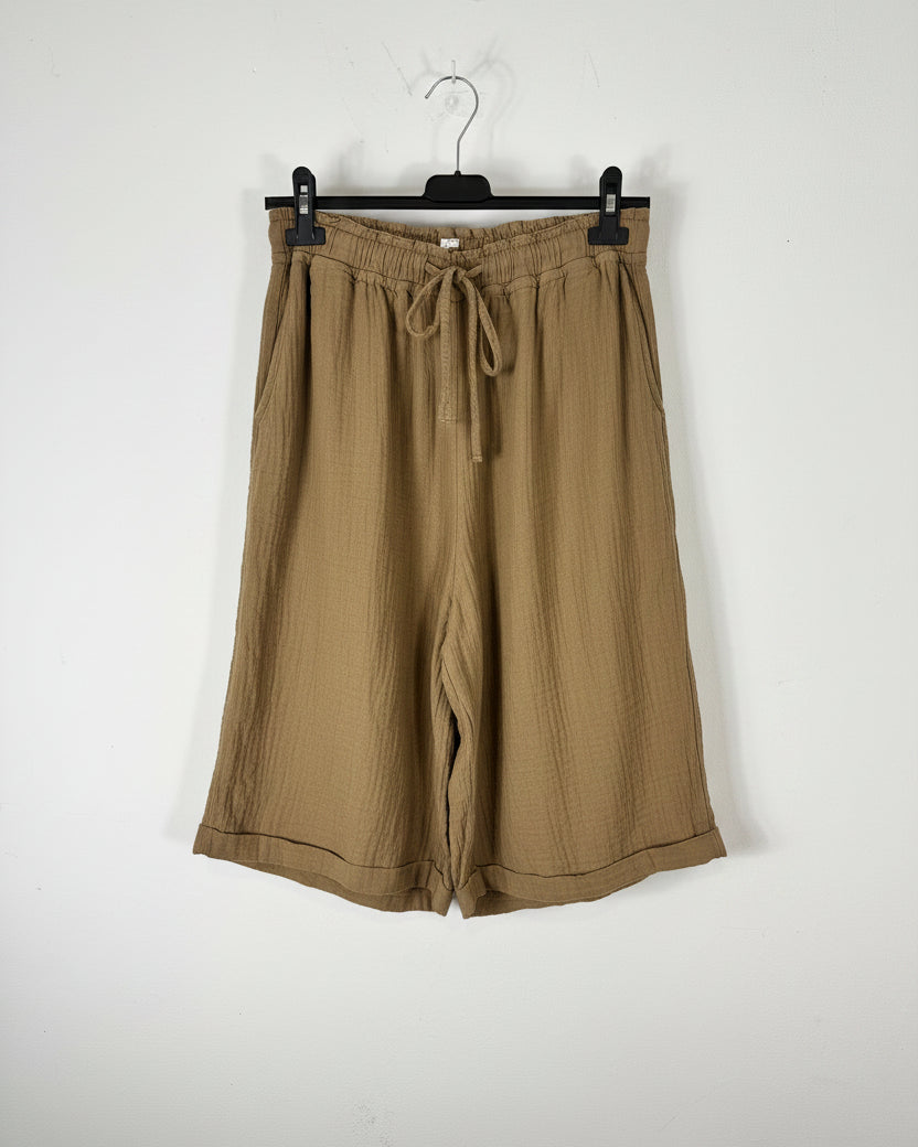 Bermuda gaze de coton camel sur cintre, taille élastique froncée et cordon, coupe fluide esprit bohème
