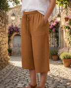 Bermuda gaze de coton camel à taille élastique et cordon, coupe ample et fluide, ambiance bohème chic en village provençal