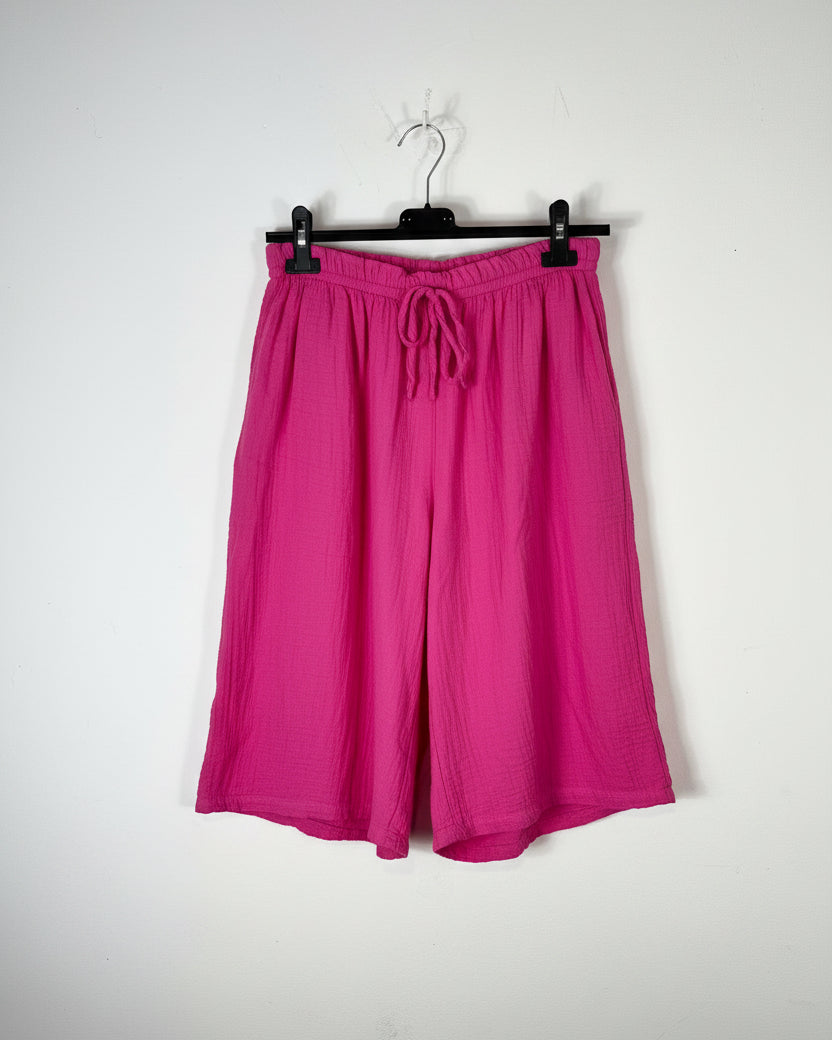 Bermuda gaze de coton fuchsia sur cintre, coupe ample et fluide, couleur vive et estivale grande taille