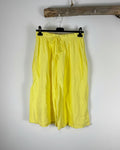 Bermuda gaze de coton jaune citron sur cintre, coupe évasée et légère, couleur solaire et estivale grande taille