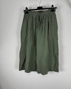 Bermuda gaze de coton kaki sur cintre, revers bas de jambe, taille élastique et cordon, style casual chic