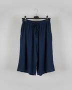 Bermuda gaze de coton bleu marine sur cintre, coupe fluide et ample, taille élastique froncée grande taille
