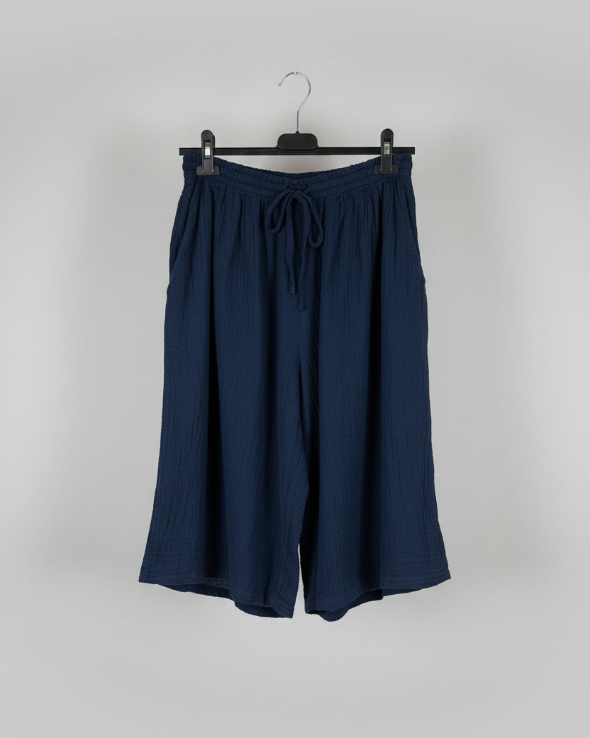 Bermuda gaze de coton bleu marine sur cintre, coupe fluide et ample, taille élastique froncée grande taille