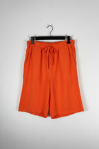 Bermuda gaze de coton orange sur cintre, taille élastique froncée et cordon, coupe ample grande taille