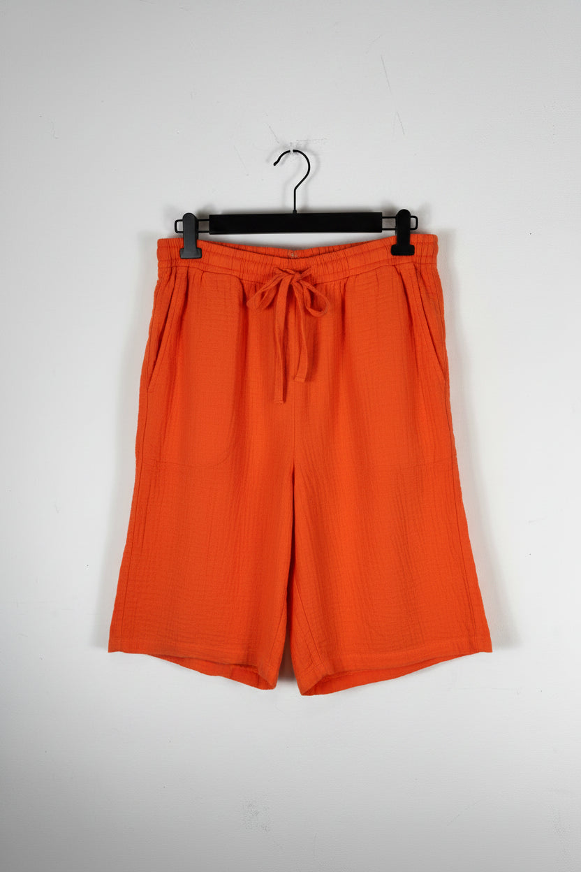 Bermuda gaze de coton orange sur cintre, taille élastique froncée et cordon, coupe ample grande taille