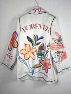 Photo source du dos fleuri du blazer blanc Forever.