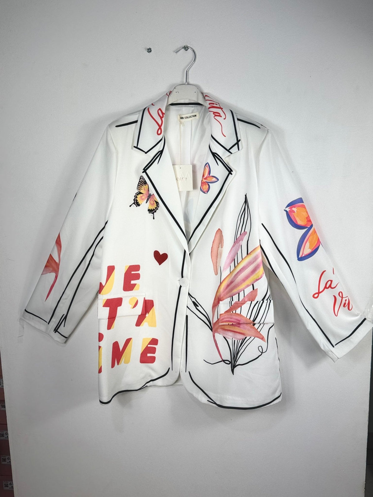 Blazer Forever blanc sur cintre, imprimé fleurs et papillons vu de face.
