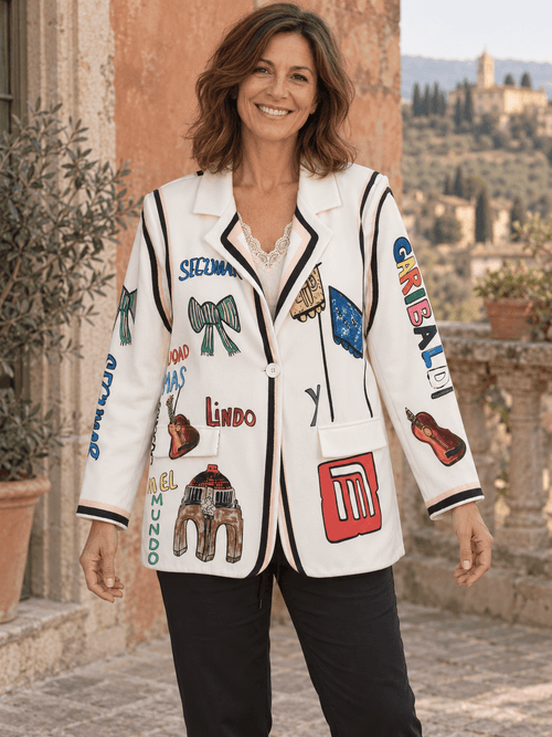 Blazer Garibaldi écru porté de face, avec illustrations colorées et dessous à col en dentelle.
