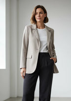 Blazer beige made in Italy avec bouton  et fausses poches.