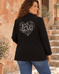 Eva portant le blazer noir LOVE de dos, cœur en strass argentés visible