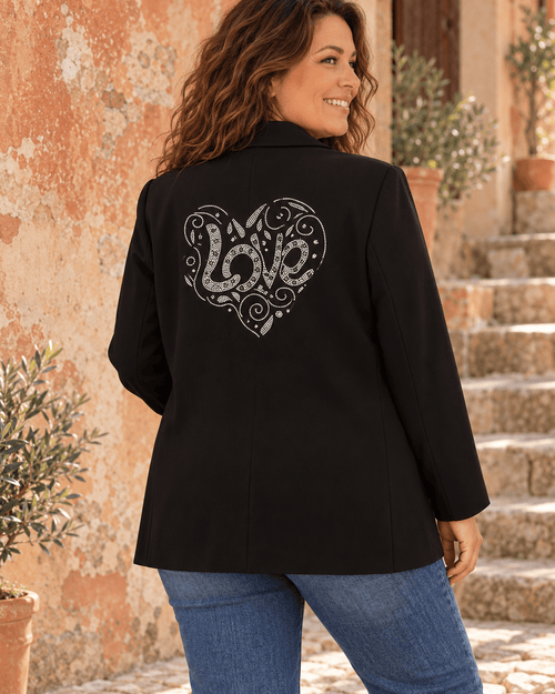 Eva portant le blazer noir LOVE de dos, cœur en strass argentés visible