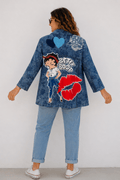 Blazer Betty Boop femme vue de dos sur femme grande taille  avec grand motif Betty Boop et bouche rouge