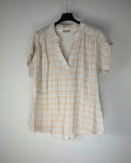 Blouse femme beige et bleu à carreaux en coton léger, col ouvert et manches courtes, vue sur cintre