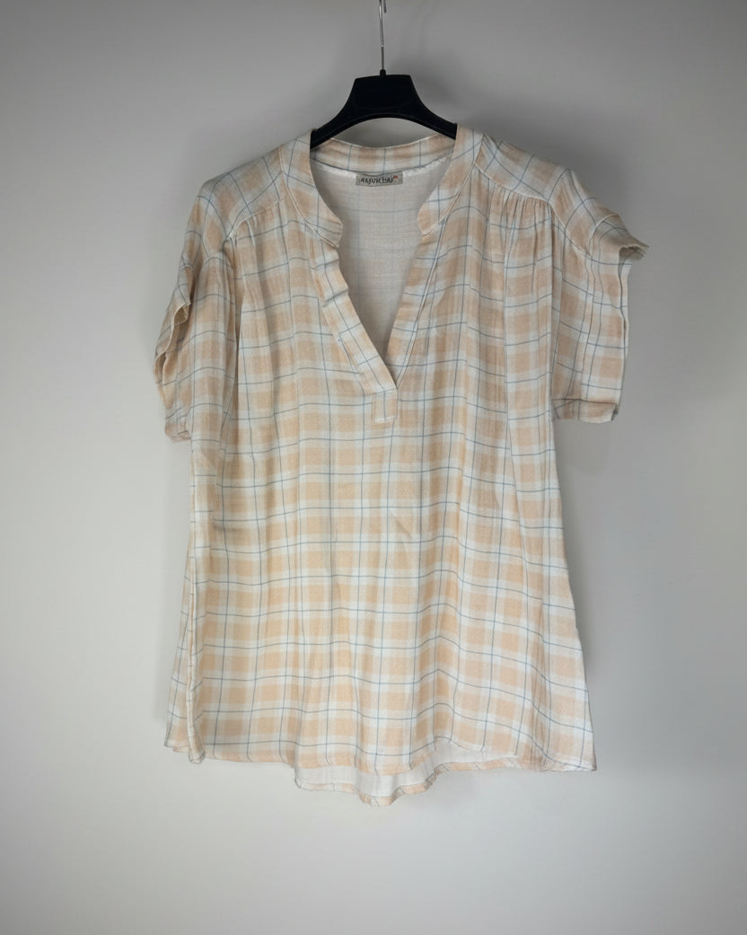 Blouse femme beige et bleu à carreaux en coton léger, col ouvert et manches courtes, vue sur cintre