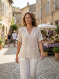 Blouse femme beige écru à carreaux en coton léger, col ouvert et manches courtes, vue portée de face