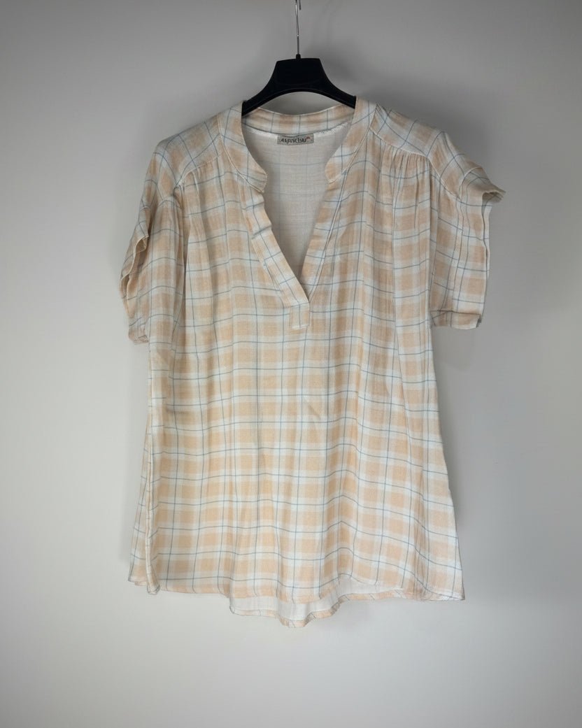 Blouse femme beige et bleu à carreaux en coton léger, col ouvert et manches courtes, vue sur cintre