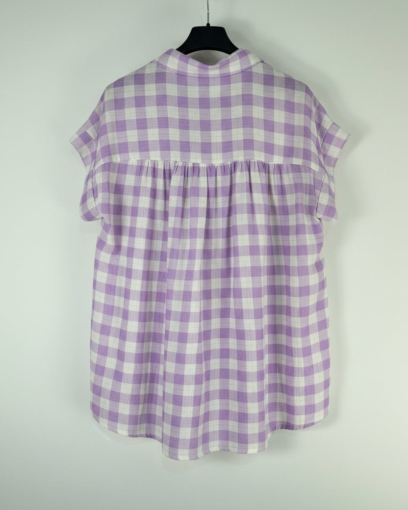 Blouse Lila à empiècement froncé, vue de dos sur cintre
