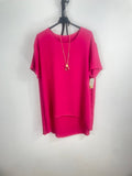 Blouse Maëlia fuchsia femme fluide avec sautoir doré légèrement cuivré offert