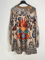 Dos de la blouse Monica bleu-gris sur cintre, suédine à cœur flamboyant et léopard.