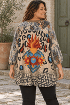 Dos de la blouse Monica porté par Eva : panneau en suédine à motif léopard et grand cœur flamboyant.