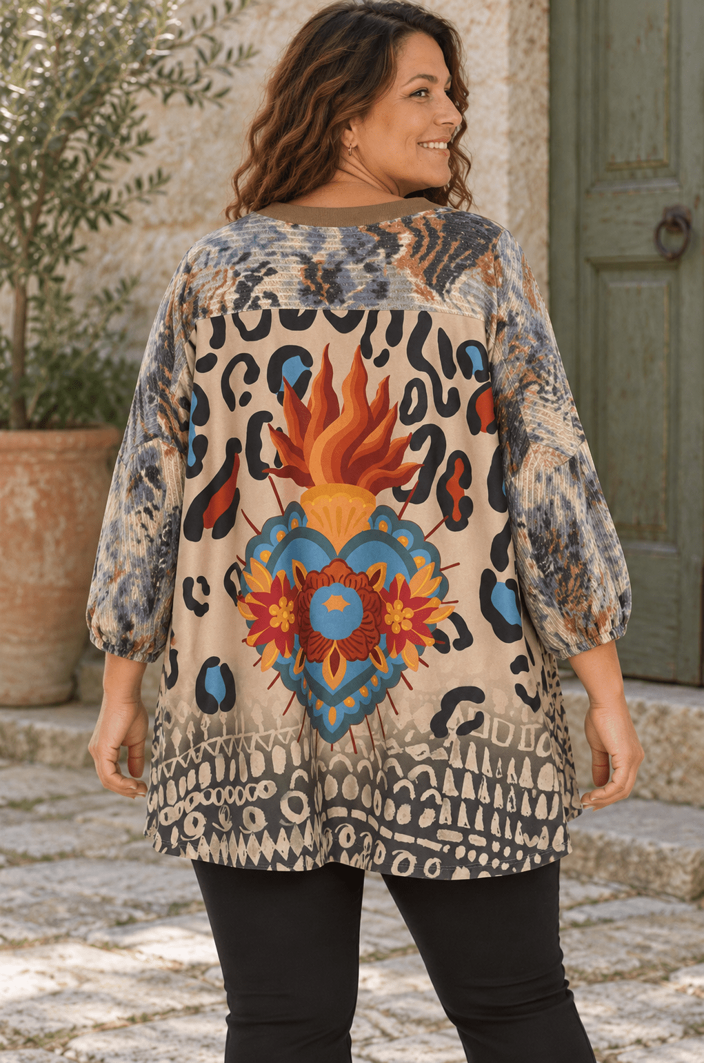 Dos de la blouse Monica porté par Eva : panneau en suédine à motif léopard et grand cœur flamboyant.