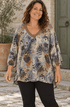Eva portant la blouse Monica bleu-gris, col V et manches trois-quarts, vue de face.