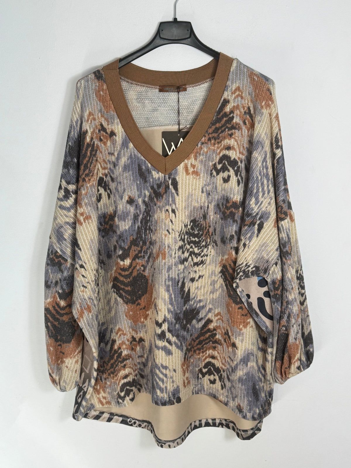 Blouse Monica bleu-gris sur cintre, imprimé animalier et col V camel.
