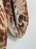 Détail des touches de paillettes dorées et de la manche resserrée de Monica.