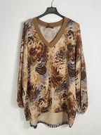 Blouse Monica marron sur cintre, vue de face et ourlet plus long au dos.