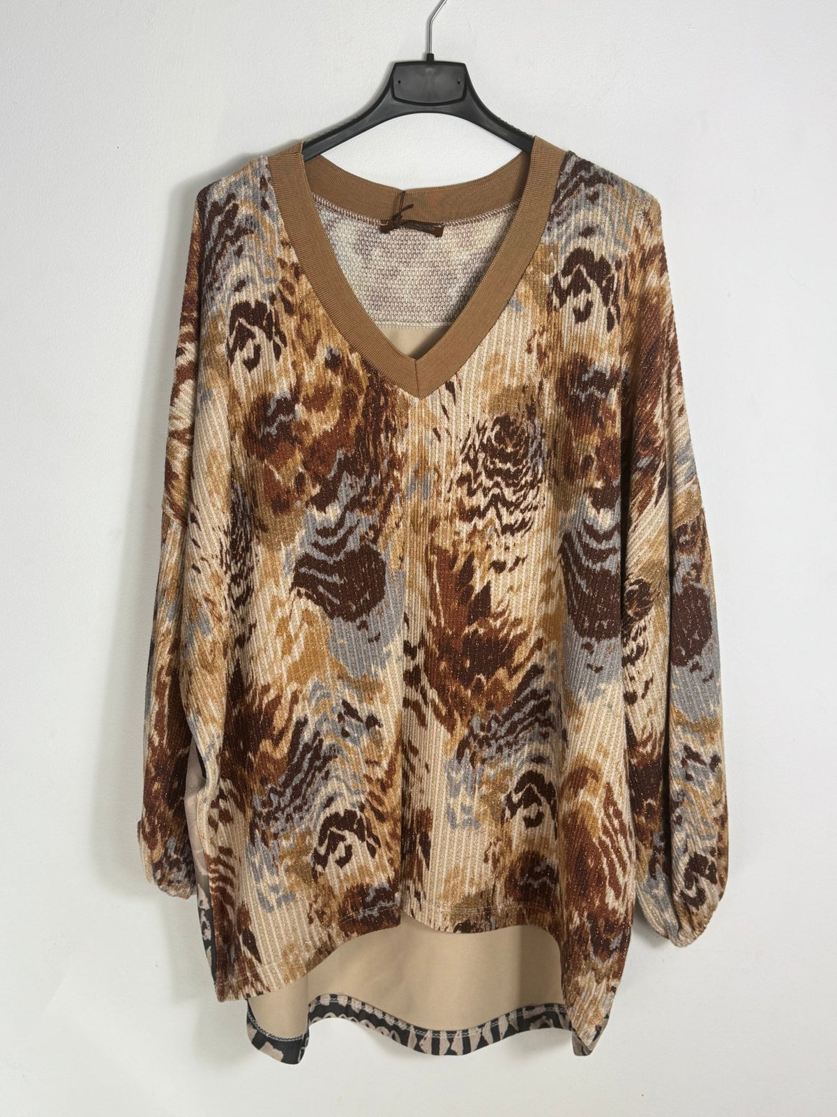 Blouse Monica marron sur cintre, vue de face et ourlet plus long au dos.