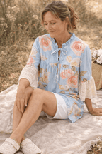 Blouse Rosalie bleue fleurie à dentelle crochet, vue portée