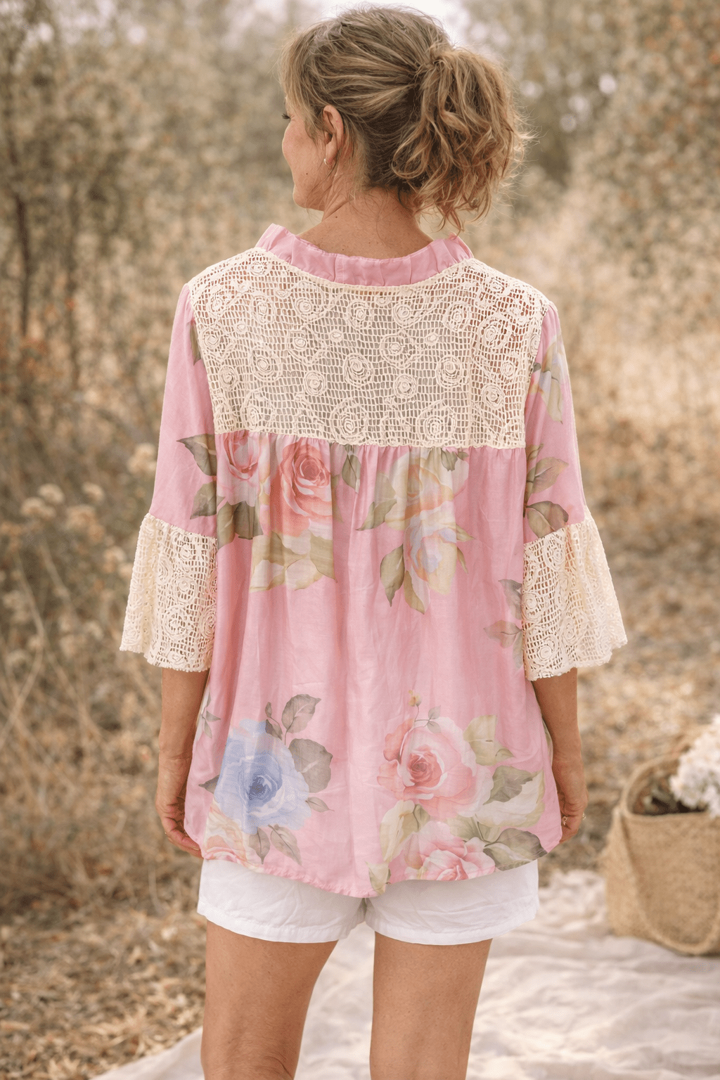 Détail du dos en dentelle crochet de la blouse Rosalie