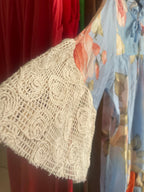 Détail de la manche en dentelle crochet de la blouse Rosalie