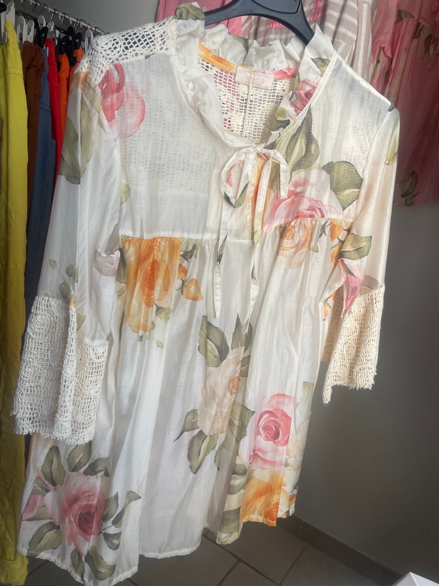 Blouse Rosalie beige fleurie, vue de face