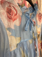 Détail col blouse bohème avec lien à nouer et encolure volantée
