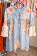 Blouse bohème bleu clair fleurie avec manches en dentelle et col volanté