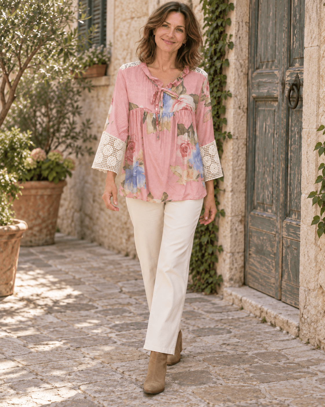 Blouse Rosalie rose portée avec un pantalon écru et des bottines, vue en pied