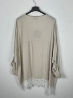Dos de la blouse Siena beige avec manches retroussables et base en dentelle