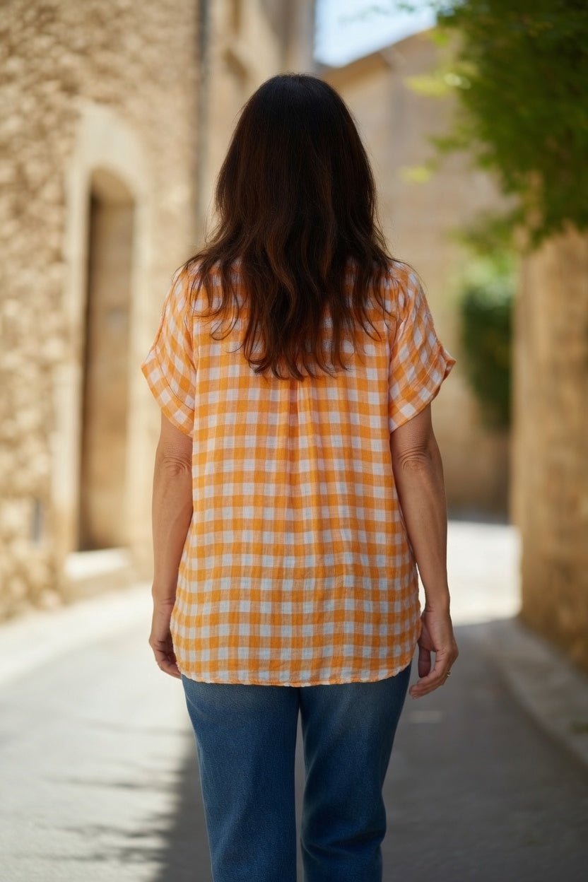 Blouse Soline orange et blanche à carreaux, vue portée de dos