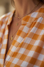 Blouse Soline en coton : détail du col ouvert et des carreaux orange