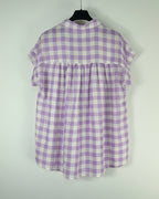 Blouse vichy lavande et blanc vue de dos sur cintre, empiècement froncé dans le dos, coupe trapèze grande taille