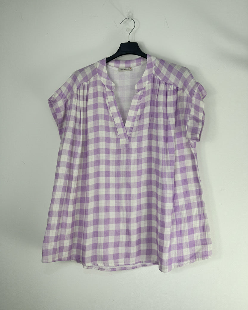 Blouse vichy lavande et blanc sur cintre, col V, manches courtes retroussées, coupe ample et fluide