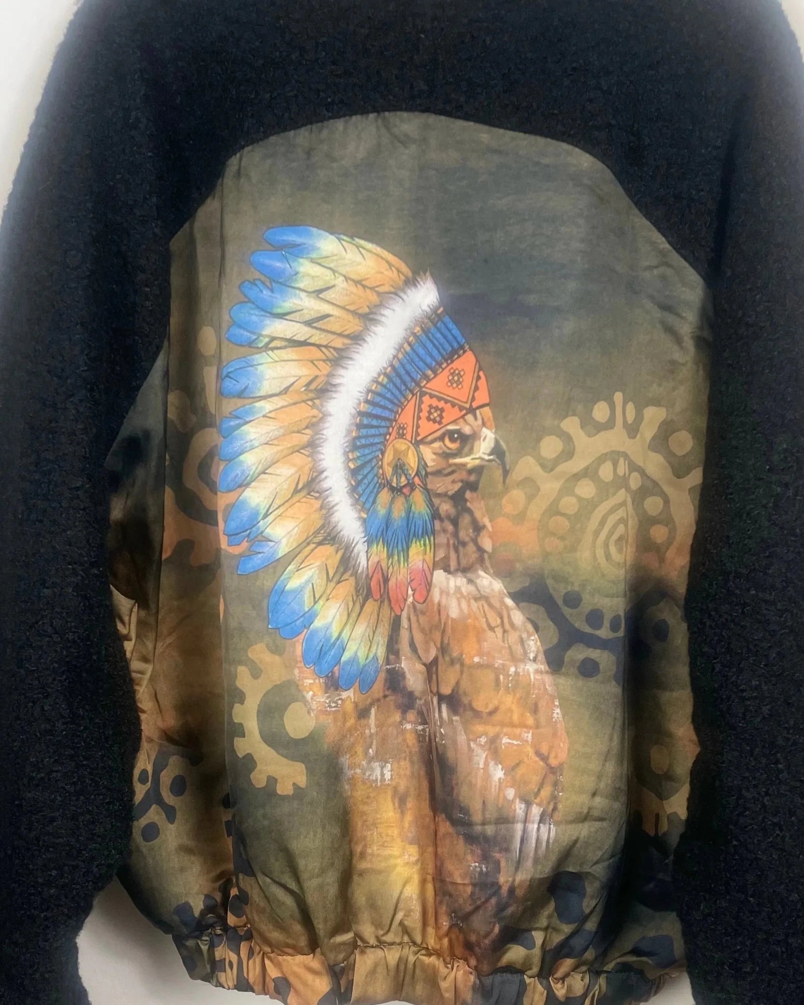 Bomber Aigle Tribal : détail du motif au dos