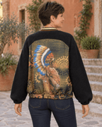 Dos du bomber Aigle Tribal porté, motif aigle et plumes multicolores sur tissu kaki bronze