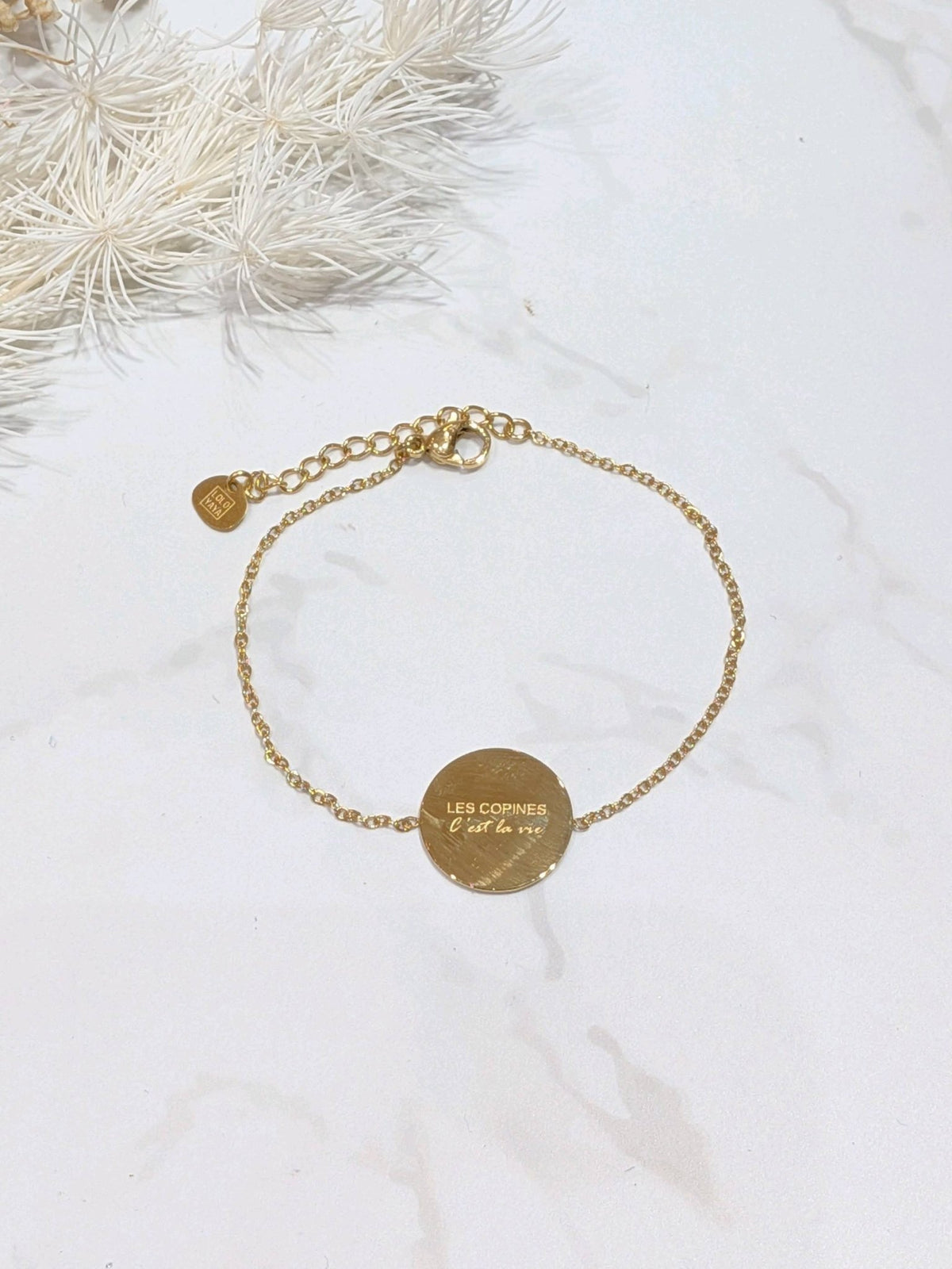 Bracelet Les copines c’est la vie – Médaille dorée — photo d’origine du bijou.