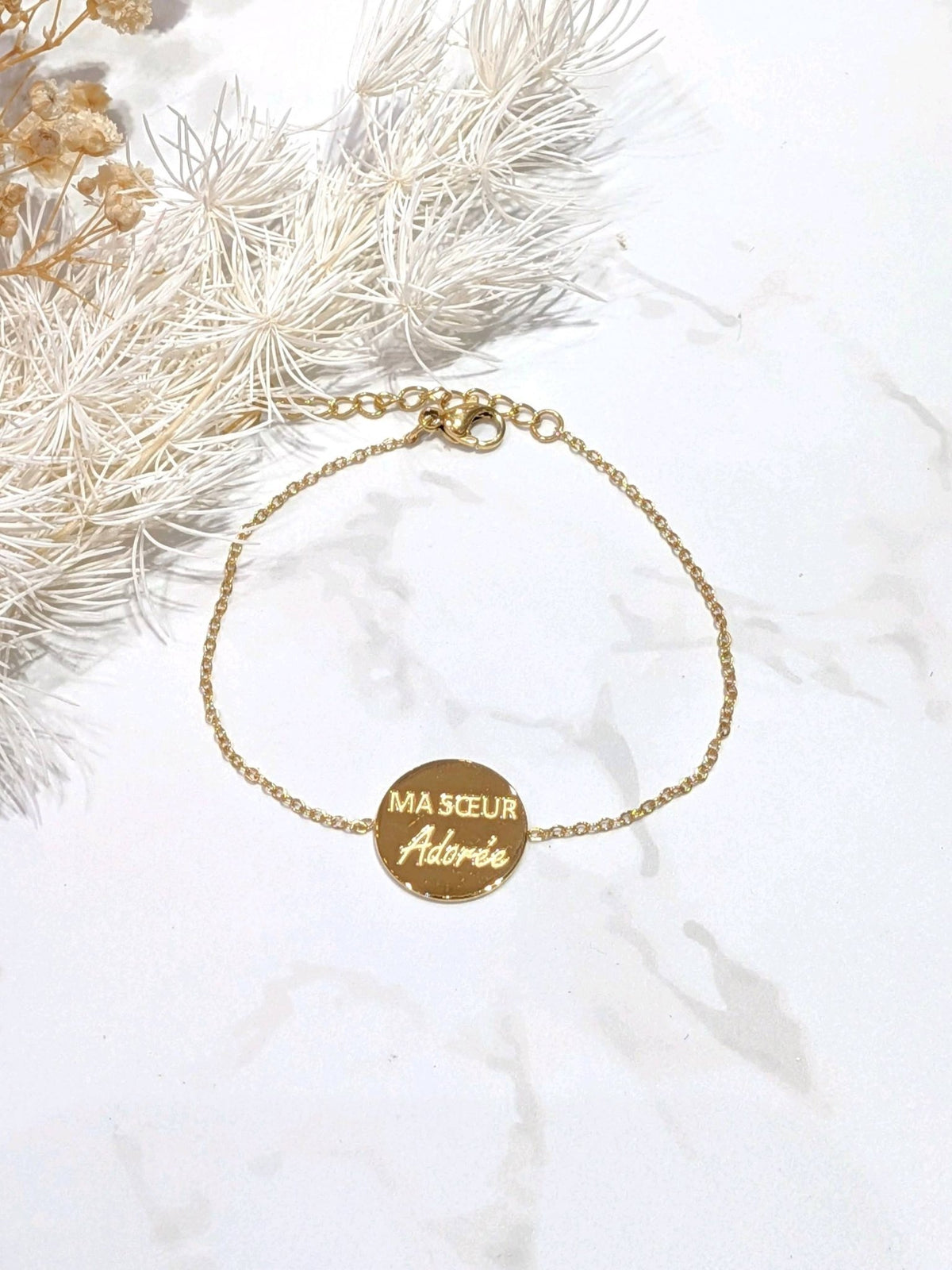 Bracelet Ma sœur adorée – Médaille dorée en acier inoxydable — photo d’origine du bijou.
