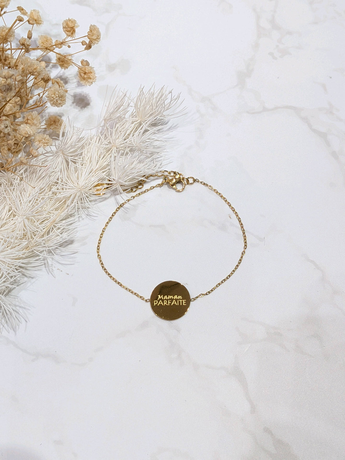 Bracelet Maman parfaite – Médaille dorée en acier inoxydable — photo d’origine du bijou.