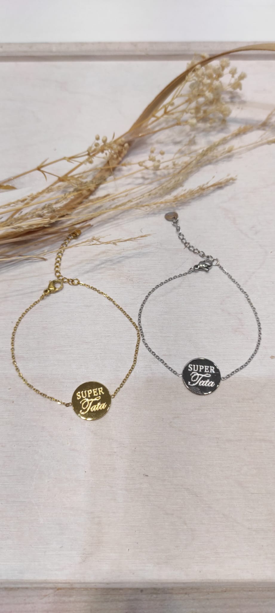 Photo d’origine du bracelet Super tata présentant les finitions dorée et argentée.