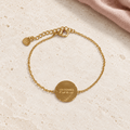 Bracelet Les copines c’est la vie – Médaille dorée sur pierre claire, vue du bijou retouchée.