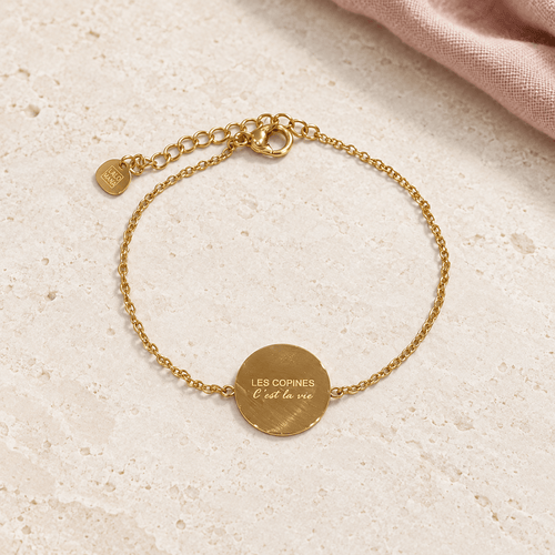 Bracelet Les copines c’est la vie – Médaille dorée sur pierre claire, vue du bijou retouchée.